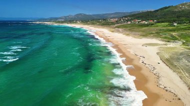 Açık turkuaz suları ve yumuşak altın kumları içeren bu çarpıcı sahneyi keşfetmek için bir dakikanızı ayırın.