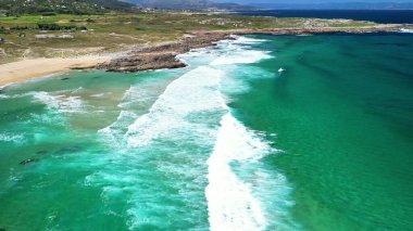 Nefes kesici turkuaz suların ve el değmemiş plajların nefes kesici güzelliğini bu muhteşem hava manzarasında deneyimleyin.
