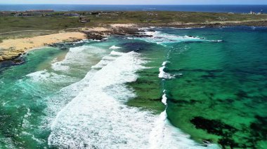 Deneyim nefes kesici ve çarpıcı okyanus manzaraları, manzaralı kıyı şeritlerinin yanında parlak turkuaz suları gösteriyor.