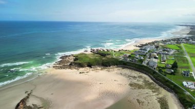 Kumlu plajlar ve huşu uyandıran yemyeşil yemyeşil, nefes kesici bir hava manzarası deneyimleyin.