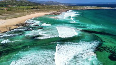 Çarpıcı kıyı manzaralarını keşfedin, canlı mavi suları ve tüm canlıları cezbeden altın kumlu sahilleri