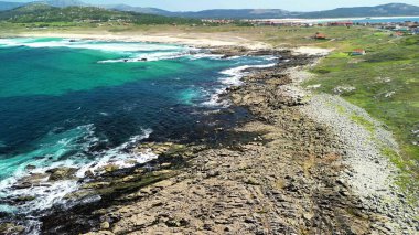 Çarpıcı kayalık kıyı şeridini keşfedin. Bu güzel sahil sahnesinde canlı turkuaz sularla buluşun..