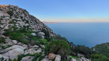 Büyüleyici kayalık arazi, günbatımı saatlerinde canlanan nefes kesici kıyı manzaralarıyla övünür.