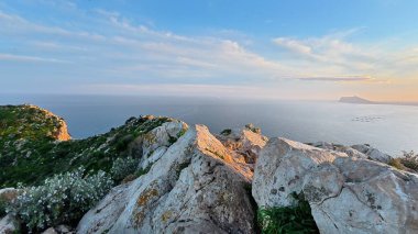 Muhteşem uçurumların, yemyeşil suların ve gün batımında okyanusun büyüleyici panoramik manzarasını deneyimleyin.