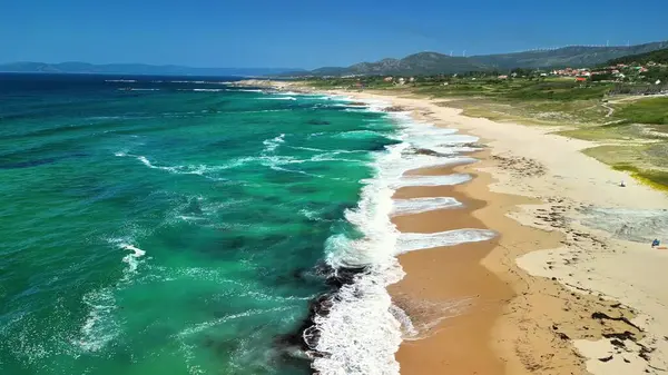Huzurlu plajların ve canlı turkuaz suların bu nefes kesici hava manzarasını keşfedin.