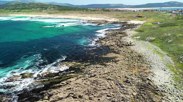 Çarpıcı kayalık kıyı şeridini keşfedin. Bu güzel sahil sahnesinde canlı turkuaz sularla buluşun..