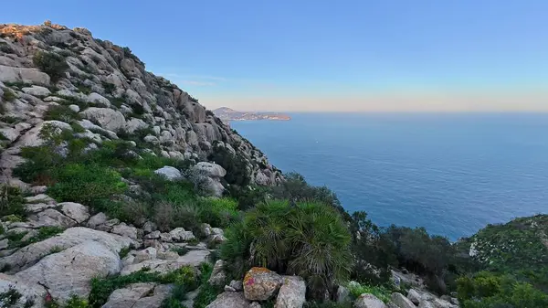 Büyüleyici kayalık arazi, günbatımı saatlerinde canlanan nefes kesici kıyı manzaralarıyla övünür.
