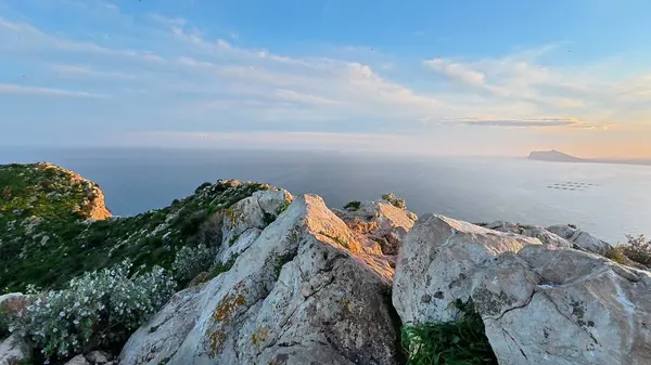 Muhteşem uçurumların, yemyeşil suların ve gün batımında okyanusun büyüleyici panoramik manzarasını deneyimleyin.