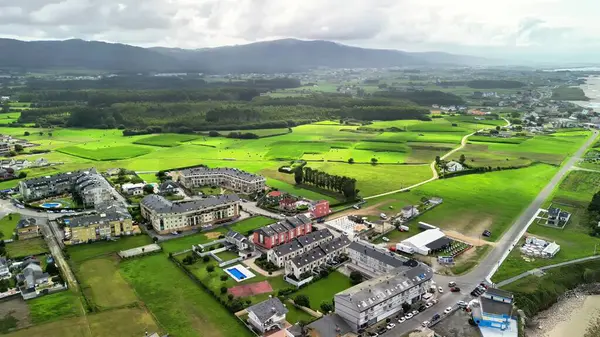 Çarpıcı hava aracı görüntüleri modern mimarinin yanı sıra yemyeşil alanların nefes kesici bir görüntüsünü sunuyor.