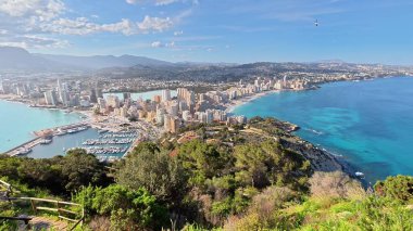 Göz kamaştırıcı bir Akdeniz şehrini, masmavi suları ve yemyeşil sularıyla görmek.