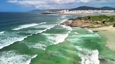 Nefes kesici bir hava manzarası çarpıcı bir kıyı manzarasının canlı güzelliğini ve dalgalanan dalgaları yakalar.