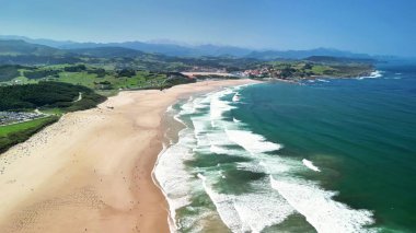 Nefes kesici bir hava görüntüsü sahilin nefes kesici güzelliğini yakalar. Dalgalar ve yemyeşil renklerle tamamlanır.