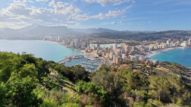 Etrafı dağlarla ve sakin sularla çevrili canlı bir sahil şehrinin muhteşem manzarasının tadını çıkarın. Keşif için mükemmel.
