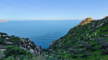 Uçan tepeler, canlı yeşillikler ve çarpıcı sakin okyanus manzaralarıyla nefes kesici bir manzara.