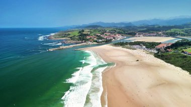 Çarpıcı hava görüntüleri güzel bir kumsal, dalgalar ve rahatlamak için ideal bir sahil kasabasını gösteriyor.