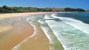 Hareketli dalgaların, berrak gökyüzünün ve sakin kumların olduğu sakin sahil sahnesi, rahatlamak için mükemmel..