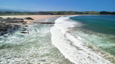 Sersemletici hava görüntüleri huzurlu bir sahili, büyüleyici dalgaları ve güzel bir kayalık kıyı şeridini yakalıyor.