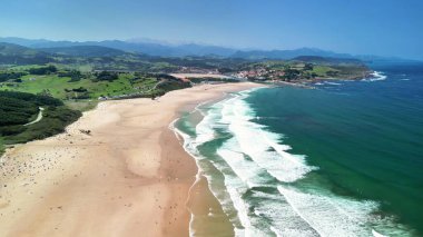 Nefes kesen hava perspektifleri çarpıcı bir plajı, dalgaları ve yemyeşil yeşillikleri gözler önüne seriyor.