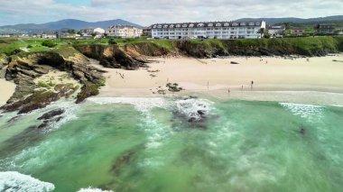 Göz kamaştırıcı güzellikteki sahneler berrak sular, kumlu bir sahil ve manzaralı uçurumlar.