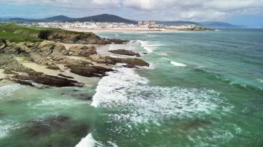 Güzel manzaraların yanında kayalık kıyılara çarpan dalgaların çarpıcı görüntülerini tecrübe edin.