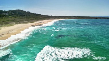Bu çarpıcı hava çekimi, canlı turkuaz sular ve güzel altın kumlarla sakin bir sahneyi yakalar.