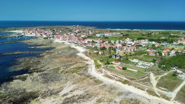 Nefes kesici ve büyüleyici bir hava manzarası deniz kıyısında güzel bir kıyı köyünü gözler önüne seriyor.