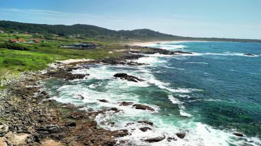 Nefes kesici bir kıyı manzarasının çarpıcı hava görüntüleri canlı mavi sular ve yemyeşil manzaralar sergiliyor.