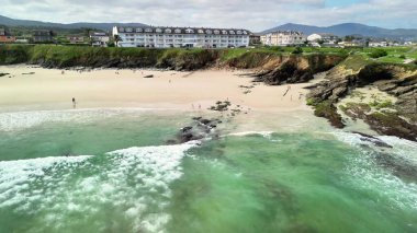 Sergilenen kristal su, görkemli uçurumlar ve lüks bir tatil köyünün göz kamaştırıcı hava manzarası.