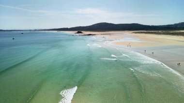 Temiz suları, altın kumu olan güzel bir sahil manzarası ve insanların mutlu bir şekilde doğanın ihtişamını tatması.