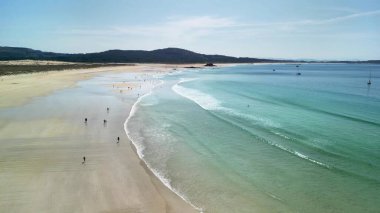 Huzurlu bir sahil manzarası, davetkar suları ve güzel güneşli havayı tecrübe edin.