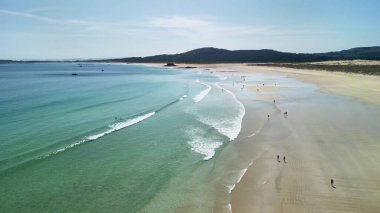 Sakin bir sahilin nefes kesici manzarası, temiz su ve altın kumlar, rahatlamak için mükemmel..