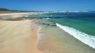 berrak suları, altın kumu ve parlak mavi gökyüzünün altında hafif dalgaları olan nefes kesici bir sahil hayal edin.