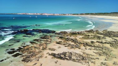 Berrak mavi suları ve altın kumu davet eden sakin bir sahil manzarası kesinlikle nefes kesici.