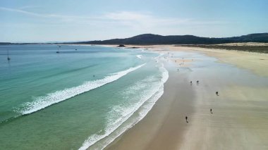 Deneyim ve sakin bir plajın büyüleyici güzelliğini keşfedin. Yumuşak dalgalar ve güneşli kıyılar.