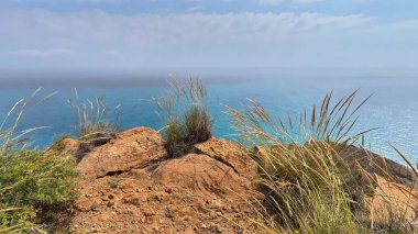 Kayalık kayalıkların nefes kesici ve çarpıcı manzarası pırıl pırıl turkuaz deniz ve yemyeşil çimlerle buluşur.