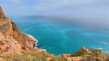 Güzel turkuaz suları ve görkemli kayalık kayalıkları barındıran çarpıcı kıyı manzarasını keşfedip keşfedin.