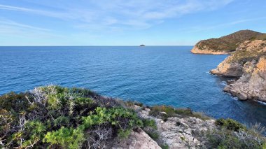 Nefes kesen kıyı manzarası sakin ve dingin suları sergiliyor. Canlı yemyeşil ile güzelce tamamlanmış.