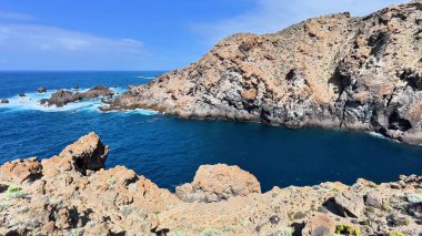 Engebeli kayalık kıyı şeritlerinin ışıldayan turkuaz okyanus dalgalarıyla güzelce buluştuğu nefes kesici sahneler.