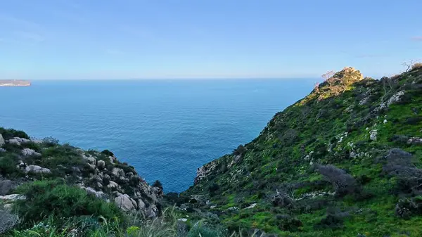 Uçan tepeler, canlı yeşillikler ve çarpıcı sakin okyanus manzaralarıyla nefes kesici bir manzara.