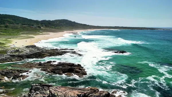 Sahilde gerçekten nefes kesici ve resimli bir manzara. Dalgalar, kayalık kıyılar ve yemyeşil alanlar.