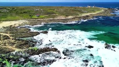 Kayalık bir sahil şeridinin, berrak turkuaz suların ve pitoresk bir manzaranın tadını çıkarın.
