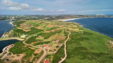 Sersemletici hava görüntülerinde canlı alanlar, sahil güzelliği ve manzara boyunca uzanan sakin su yolları görülüyor..