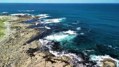 Engebeli kıyı şeridinin havadan görünüşü canlı okyanusla harmanlanmış, muazzam güzellikler sergiliyor.