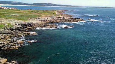 Nefes kesici, engebeli kayalık kıyı şeritleri parlak mavi gökyüzünün altında berrak, turkuaz sularla buluşuyor.