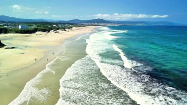 Plajın ve okyanusun huzur veren güzelliğini bu hava manzarasında yaşayın. Doğanın özünü yakalayın..