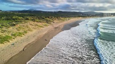 Göz kamaştırıcı bir hava manzarası güzel, sakin bir sahili, dalgalı dalgaları ve bereketli sahil doğasını gözler önüne seriyor.