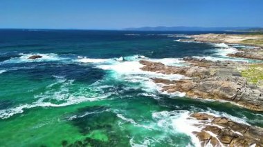 Bir hava görüntüsü dalgaların engebeli kayalara çarpmasını güzel bir şekilde yakalar.