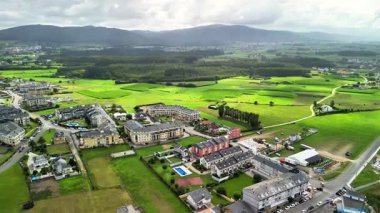 Çarpıcı hava aracı görüntüleri modern mimarinin yanı sıra yemyeşil alanların nefes kesici bir görüntüsünü sunuyor.