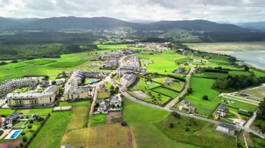 Havadan çekilen fotoğraflarda yeşil tarlaların, nehir kenarlarının ve cennet gibi yerlerdeki tuhaf köylerin çarpıcı güzelliği gözler önüne seriliyor.