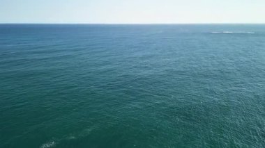 Temiz okyanus sularının engebeli kıyı kayaları ve eşsiz oluşumlarla buluştuğu çarpıcı hava görüntülerini tecrübe edin.